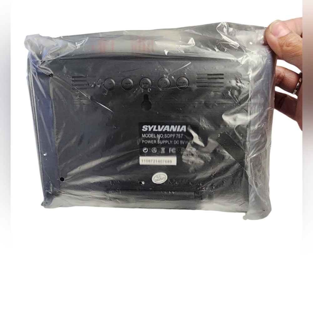 Sylvania Digital Photo Frame 7in  *NWT* - Picture 4 of 7